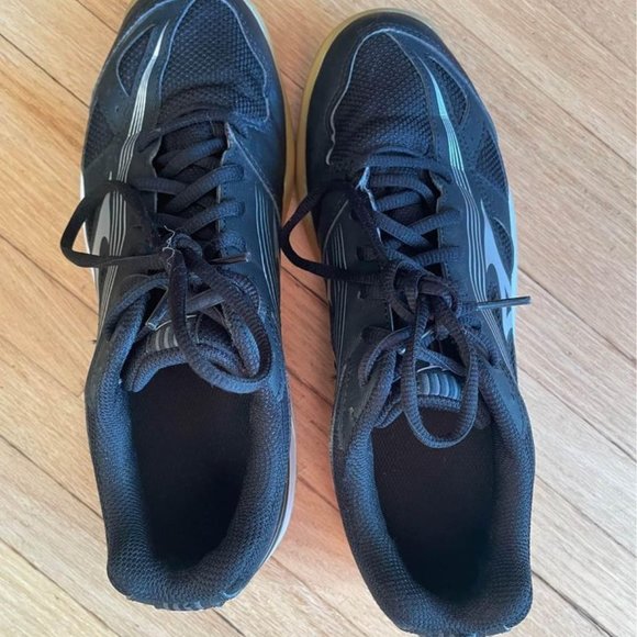 Mizuno Tennis Shoes - Picture 2 of 5